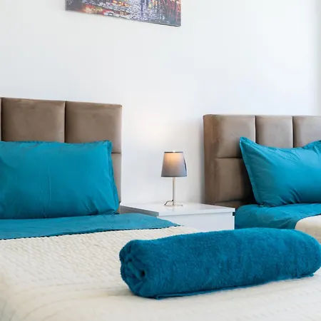 Holiday home Modern Townhouse With Pool Minutes Center *
