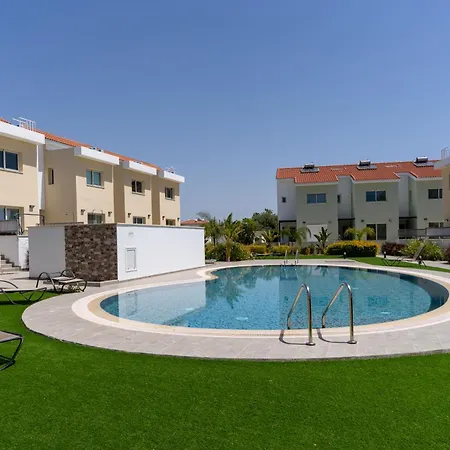 Modern Townhouse With Pool Minutes Center