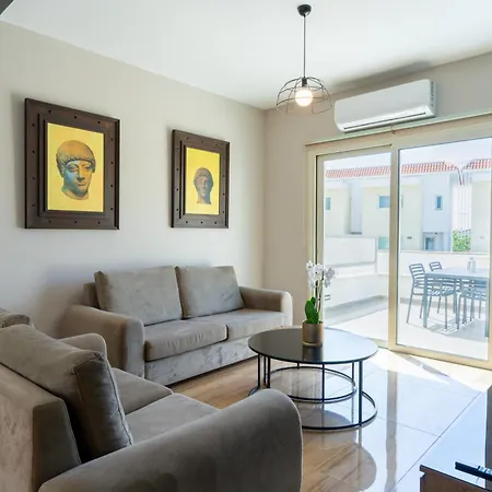 Modern Townhouse With Pool Minutes Center Holiday home